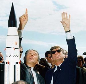 Dr. Wernher von Braun, der NASA-Direktor des Marshall Space Flight Center, und Präsident John F. Kennedy in Cape Canaveral, Florida, am 16. November 1963. (Foto: NASA) Mit freundlicher Genehmigung der NASA